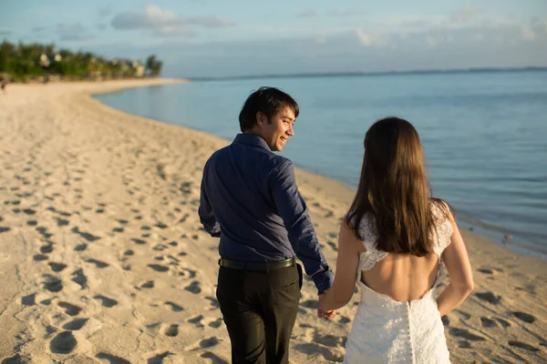 Наречений і наречений, що гуляють пляжем Маврикію.. — стокове фото