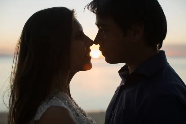 Noiva e noivo beija ternamente. Sexy beijando casal elegante de amantes close up retrato . — Fotografia de Stock