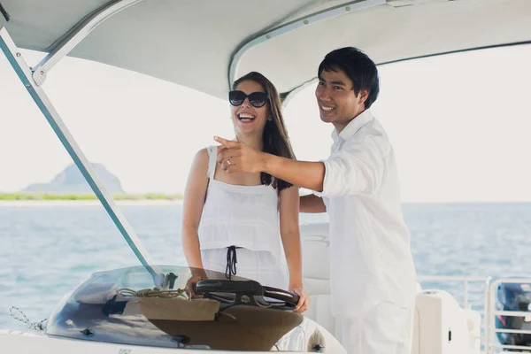 Pareja joven navegando en un yate en el océano Índico. — Foto de Stock