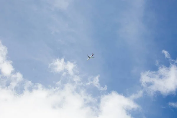 Avião em voo contra o céu azul — Fotografia de Stock