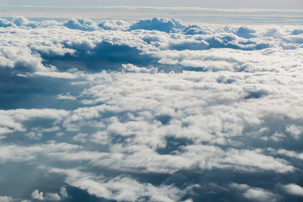 비행기 창문에서 바라본 아름다운 푸른 구름. — 스톡 사진