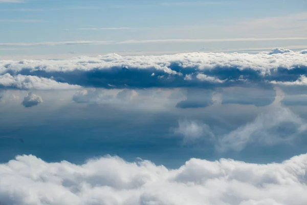 Beaux nuages bleus de la fenêtre de l'avion. — Photo