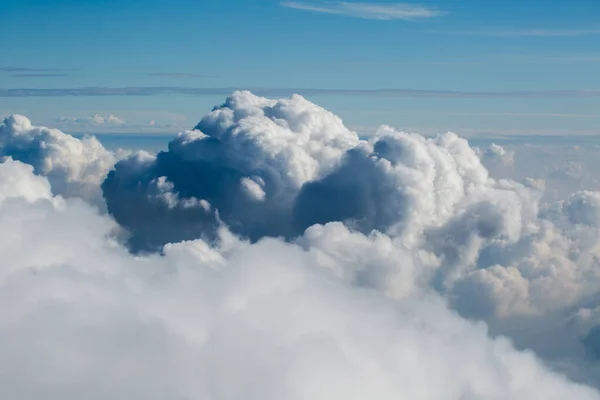 Uçak penceresinden güzel mavi bulutlar. — Stok fotoğraf