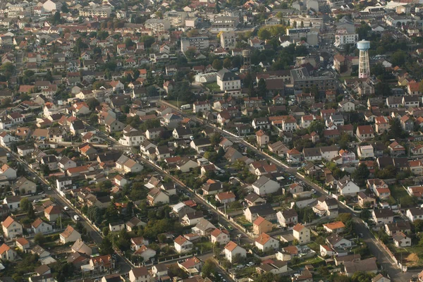 Blick auf die Stadt aus dem Flugzeugfenster — Stockfoto