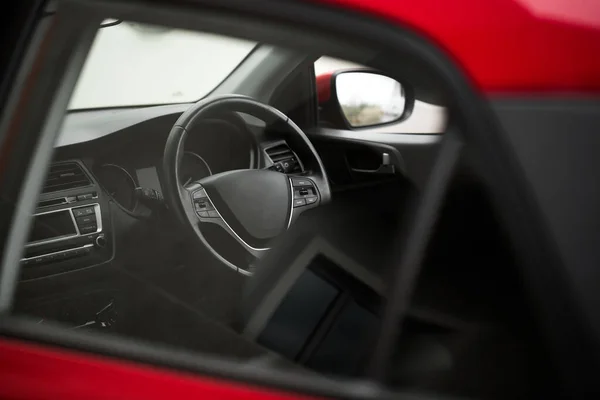 Interieur zicht van de auto met zwart interieur door het glas — Stockfoto