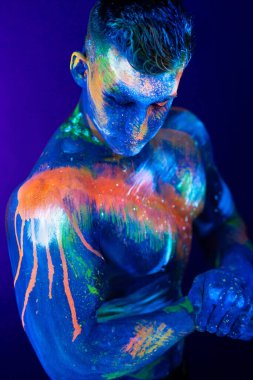 Erkek vücutçunun portresi. İnsan ultraviyole renklerle boyanır.