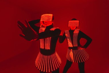 UV kostümlü iki disko dansçısı