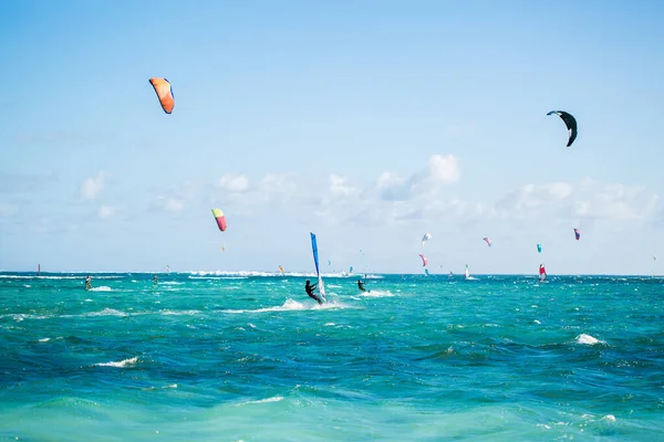 Windsurfers na praia Le Morne em Maurício. — Fotografia de Stock