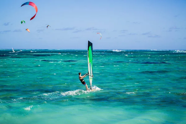 Windsurfers na praia Le Morne em Maurício. — Fotografia de Stock