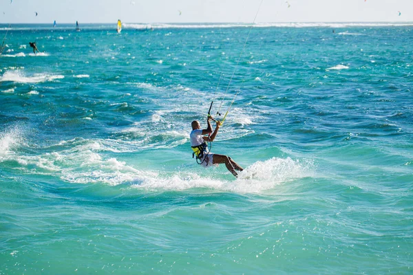 Kitesurfers na praia Le Morne em Maurício . — Fotografia de Stock