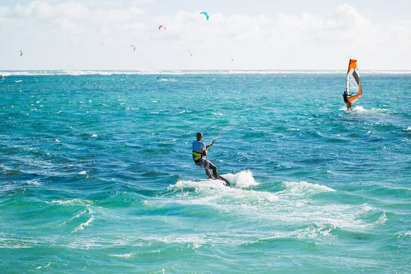 Kitesurfers na praia Le Morne em Maurício . — Fotografia de Stock