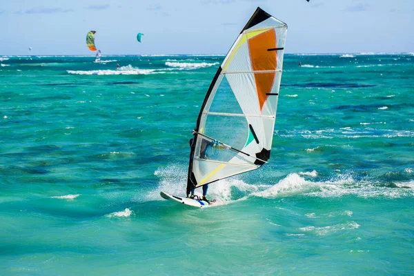 Windsurfers on the Le Morne beach in Mauritius. — Stock Photo, Image