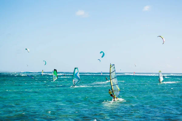 Windsurfers na praia Le Morne em Maurício. — Fotografia de Stock