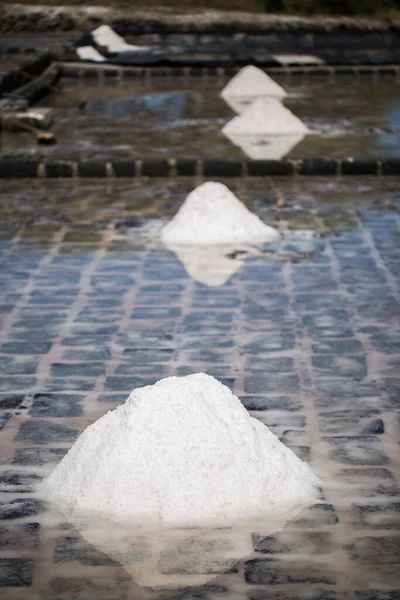 Saltfält vid Indiska oceanen på Mauritius. Uppsamling av salt — Stockfoto