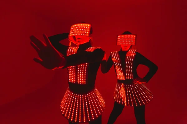 Dos bailarines de discoteca se mueven en trajes UV — Foto de Stock