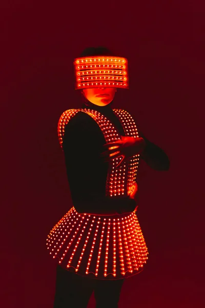 Disco-Tänzerin bewegt sich im UV-UV-Anzug. — Stockfoto