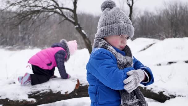 Liten pojke har armarna vikta och är förolämpad. — Stockvideo