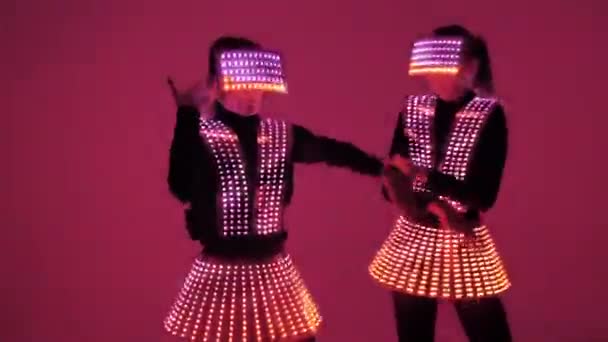 Δύο χορευτές ντίσκο κινούνται με υπεριώδη κοστούμια — Αρχείο Βίντεο