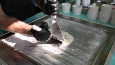 Dondurulmuş tavada kızartılmış dondurma. Sarılmış dondurma, el yapımı dondurma. Çelik soğutmalı kızarmış dondurma makinesi.