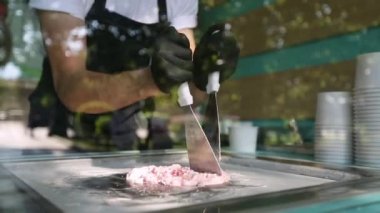 Dondurulmuş tavada kızartılmış dondurma. Sarılmış dondurma, el yapımı dondurma. Çelik soğutmalı kızarmış dondurma makinesi.