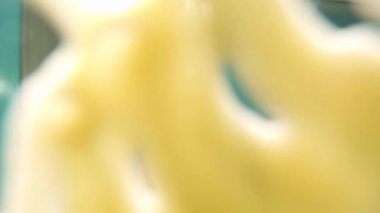 Dondurulmuş tavada kızartılmış dondurma. Sarılmış dondurma, el yapımı dondurma. Çelik soğutmalı kızarmış dondurma makinesi.