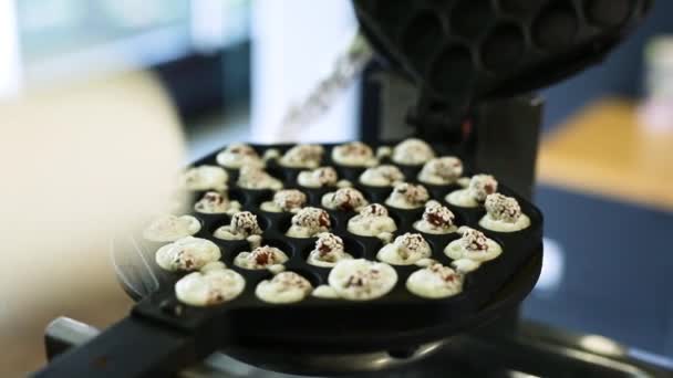 Derramando masa en el fabricante de gofres. Preparación de gofres de Hong Kong . — Vídeos de Stock