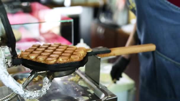 Makine dükkanda balonlu waffle yaptı, Hong Kong waffle 'ı.. — Stok video