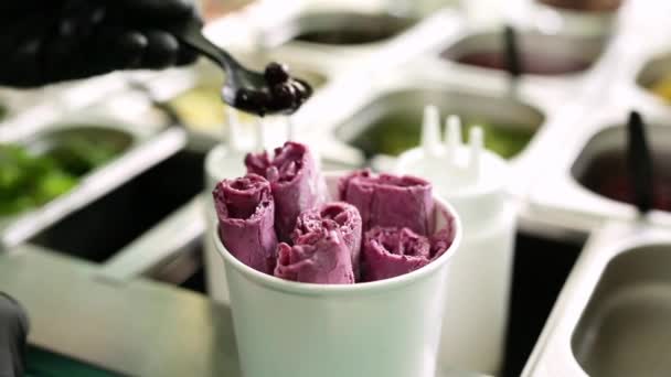 Revuelva los rollos de helado fritos en la bandeja de congelación. Helado laminado, helado hecho a mano. Máquina de helados fritos con bandeja refrigerada de acero — Vídeos de Stock