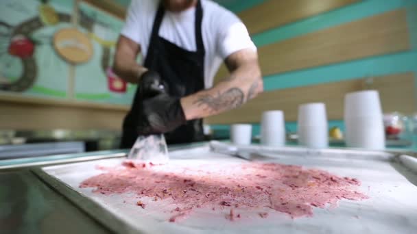Τηγανητά παγωτά σε παγωμένο τηγάνι. Ρολό παγωτό, χειροποίητο επιδόρπιο παγωτό. Τηγανητή μηχανή παγωτού με παγωμένο τηγάνι χάλυβα — Αρχείο Βίντεο