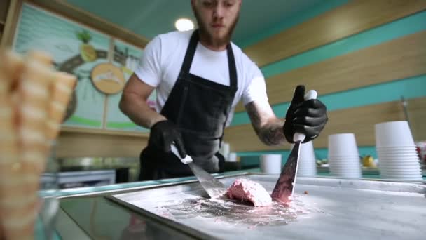 Roer gebakken ijsjes bij vriespan. Gewalst ijs, met de hand gemaakt ijs dessert. Gefrituurde ijsmachine met stalen koelpan — Stockvideo