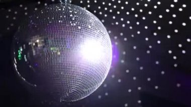 Tavanın altında parlak ışınları olan disko topu, gece partisi.