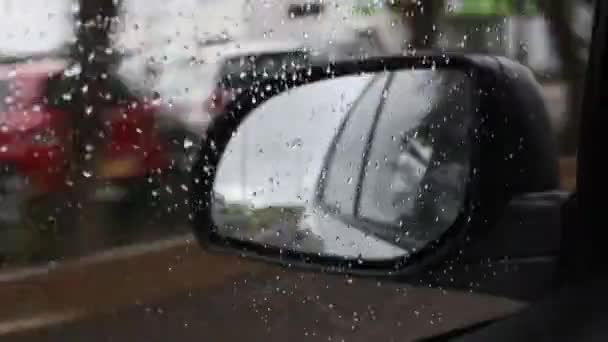 Conducir coche en la lluvia en la carretera mojada. Clima lluvioso a través de la ventana del coche. Lluvia a través de la pantalla de viento del coche — Vídeos de Stock