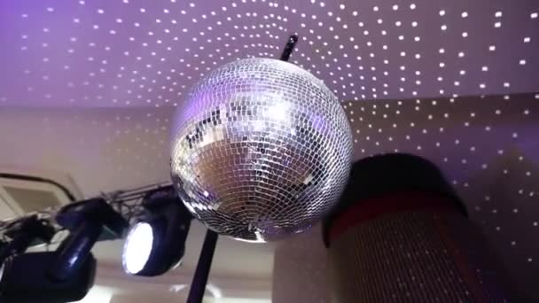 Tavanın altında parlak ışınları olan disko topu, gece partisi. — Stok video