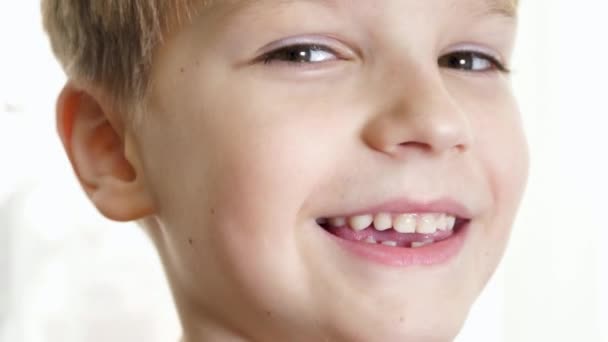 Портрет красивого хлопчика з втраченим зубом — стокове відео