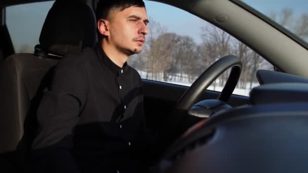 사업가가 운전대를 잡고 자동차 안에서 면도를 합니다. 운전석에서 면도를 하고 있는 남자 — 비디오