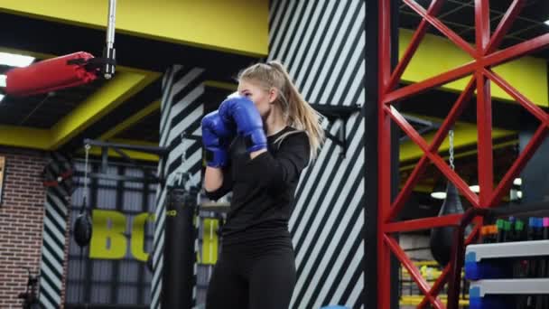 Sportowiec ćwiczy uderzenia na symulatorze w ringu bokserskim — Wideo stockowe