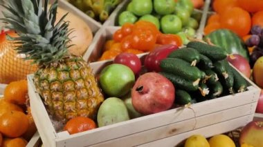 Marketin tezgahında sebze ve meyve dolu ahşap kutu.