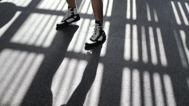 Primer plano de las piernas de un boxeador masculino en zapatillas de deporte, haciendo ejercicio en el gimnasio — Vídeos de Stock