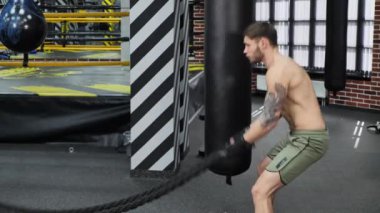 Spor salonunda halat egzersizi yapan adamlar. Crossfit