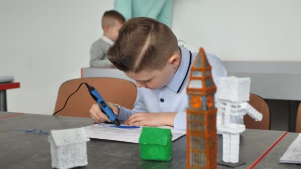 Criança usando caneta de impressão 3D. Rapaz a fazer novo artigo. Criativa, tecnologia, lazer, conceito de educação . — Vídeo de Stock