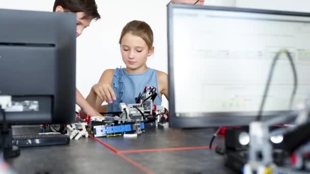 Enfants dans une classe de robotique en classe. — Video