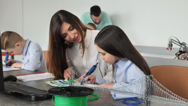 Les in de robothal. Mam en dochter gebruiken pen voor 3D-printen. Creatief, technologie, vrije tijd, educatief concept. — Stockvideo
