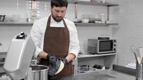 Homem pasteleiro chef tira um bolo de mousse congelado de um molde de silicone — Vídeo de Stock