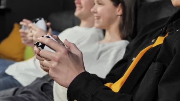 Närbild på händerna på barn som spelar konsol spel — Stockvideo