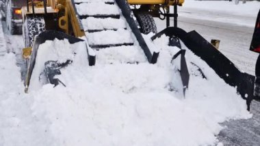Pençe yükleyici araç yoldan karı kaldırır