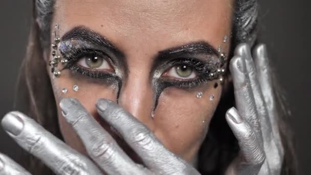 Porträtt av en vacker kvinna med silverfärg på hud och hår — Stockvideo