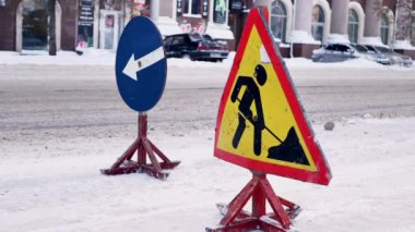 Kar temizleme aracı kar ve buzla donuyor. Kar küreme aracı şehir sokaklarından kar temizliyor. Yol tabelasını uyarıyorum. Kar temizleme işi..