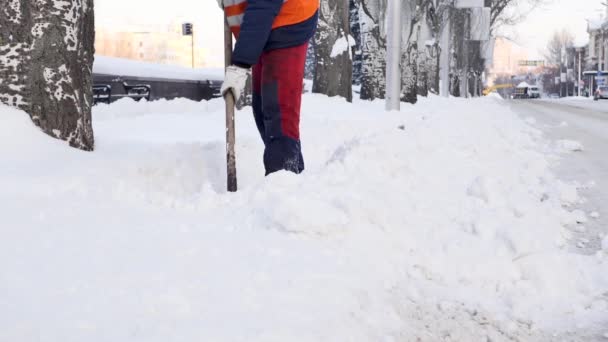 Arbeiter fegen im Winter Schnee von der Straße, reinigen Straßen von Schneesturm — Stockvideo