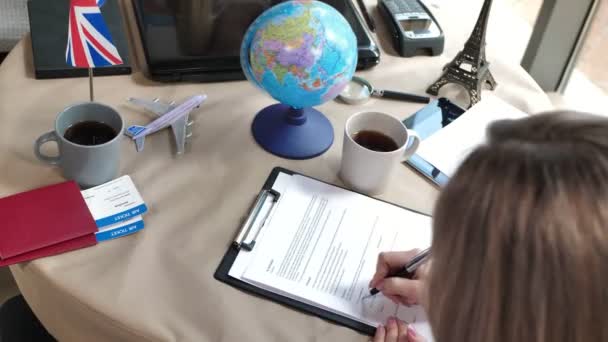 Женщина-турагент в офисе подписывает контракт крупным планом — стоковое видео
