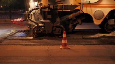 Geceleyin yol yapımı için asfalt değirmeni. Yol değirmeni kesicisi